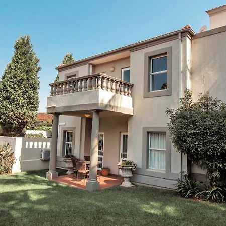 Villa Via Executive Suites With Power Back-Up Sandton Exterior foto